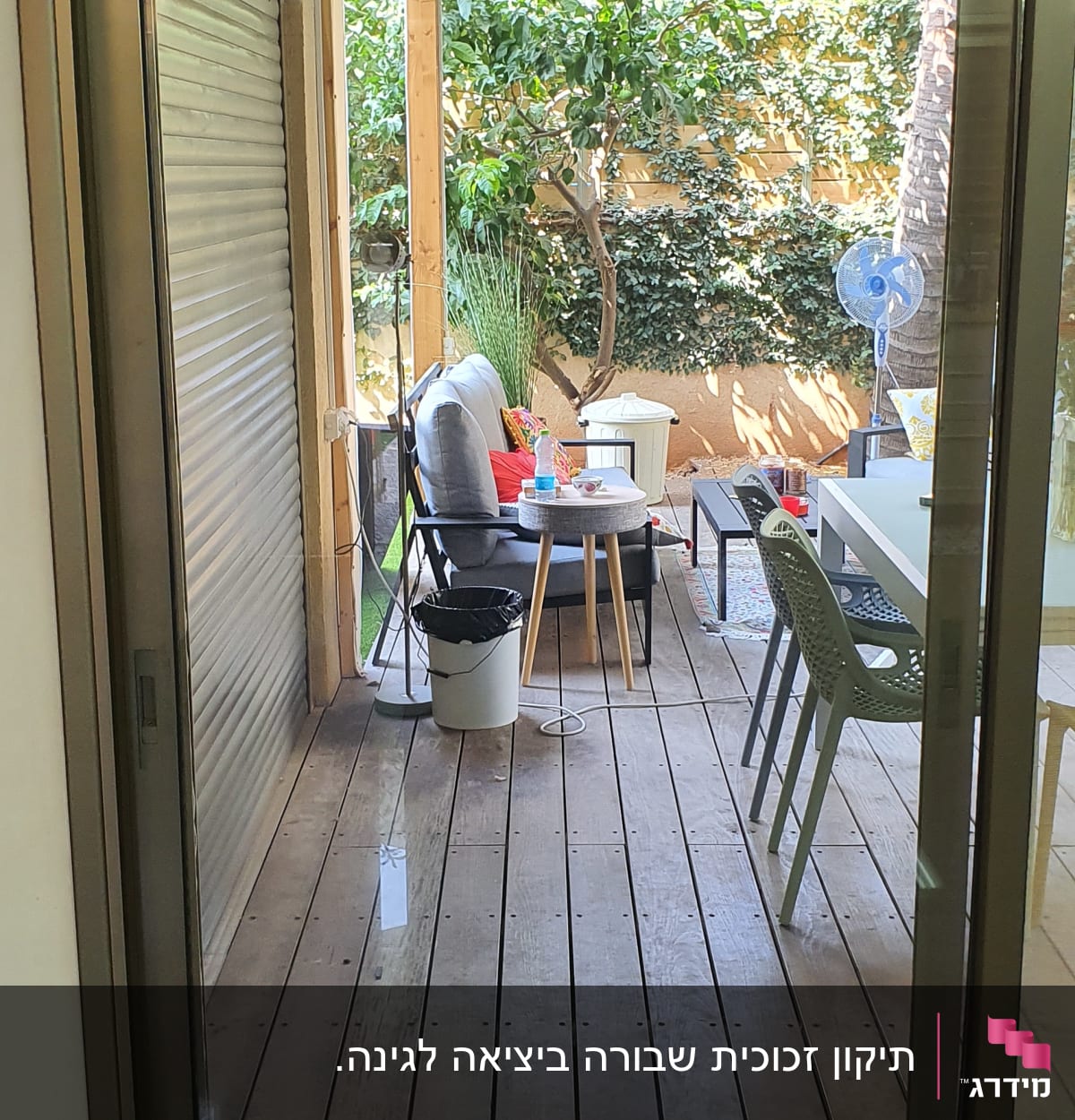 דלת זכוכית שקופה עם מסגרת מתכתית